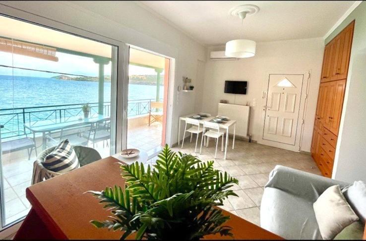 Seaside In Glyfada-trizonia Apartment *