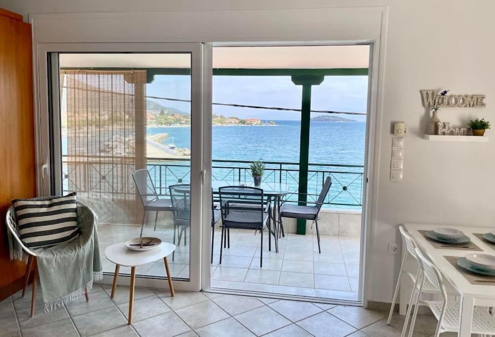 Seaside In Glyfada-trizonia Apartment